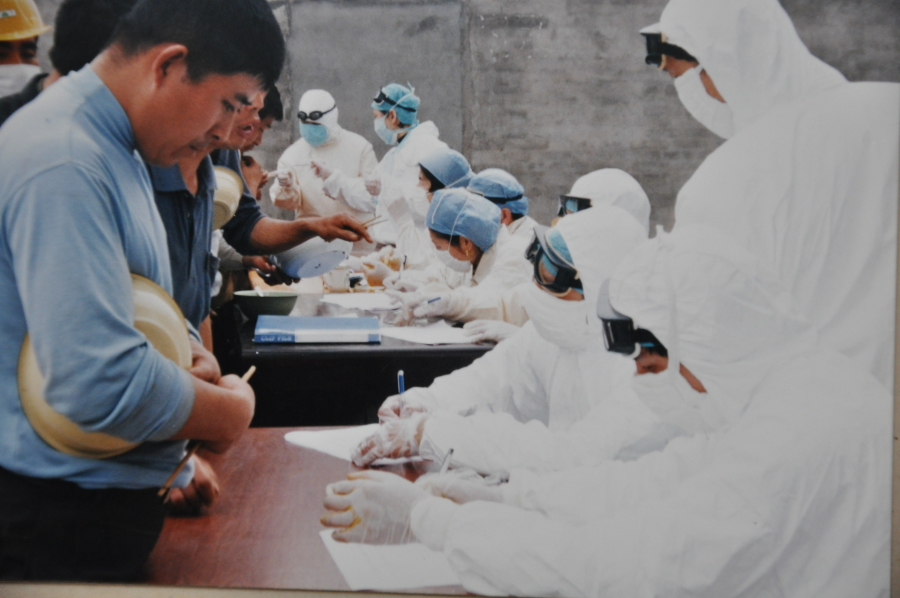 2002年“非典”时期，医生开展防疫工作.jpg