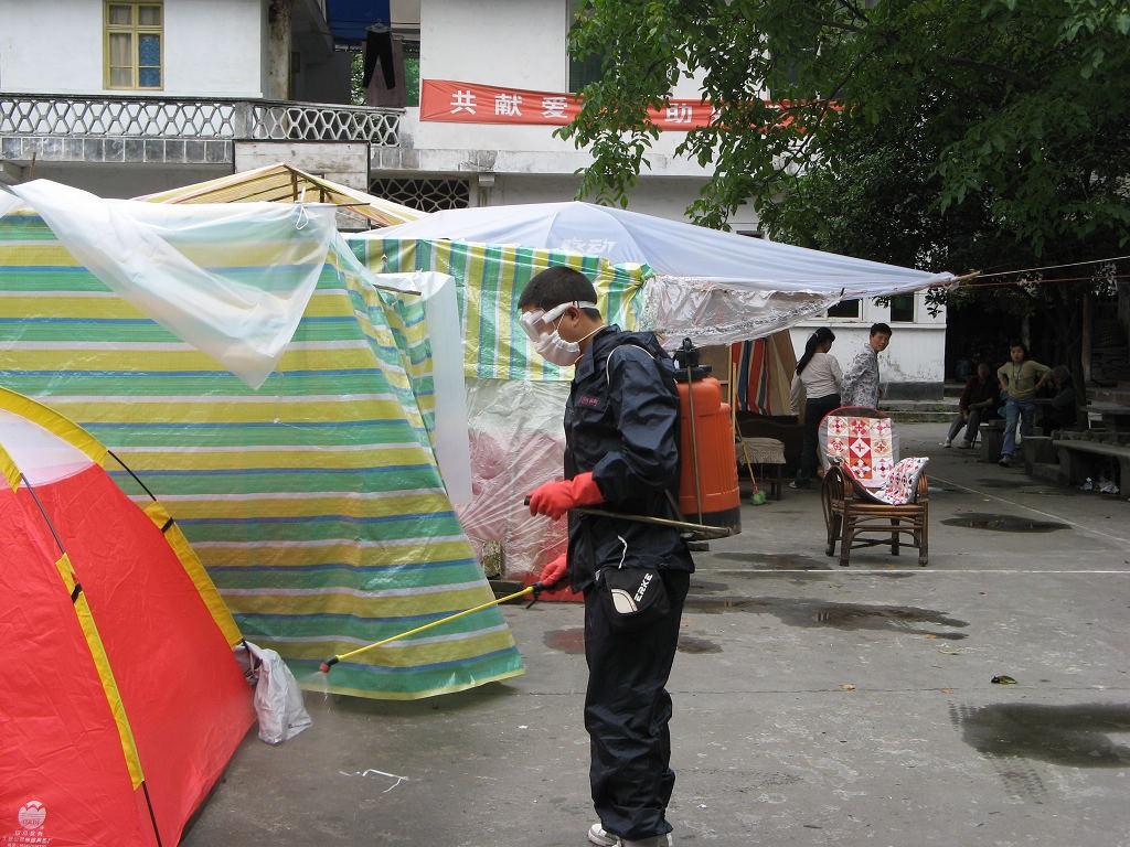 2008年5月12日芦山县对学生临时住宿点开展消杀工作.jpg