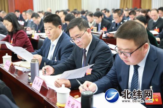 与会人员认真聆听市委常委会工作报告。.jpg