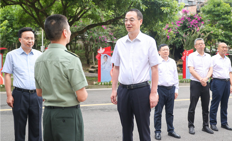 夏凤俭彭映梅走访慰问驻雅部队