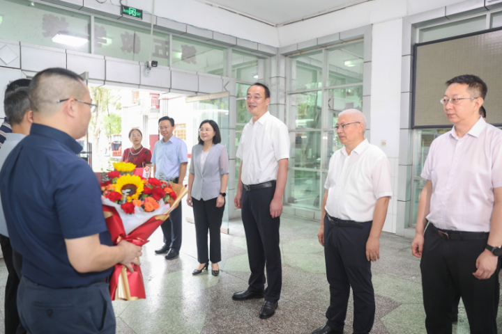 夏凤俭彭映梅看望慰问教师