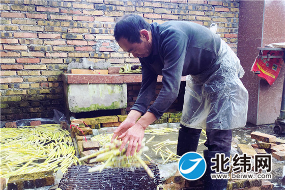 天全县青元村马明照马明照正在洗竹笋.jpg