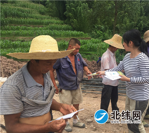 工作人员进村为农户发放宣传册_副本.jpg