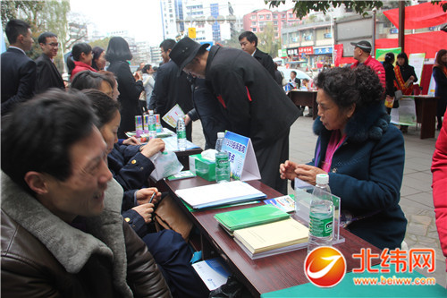工作人员现场为市民解答问题 (1).jpg