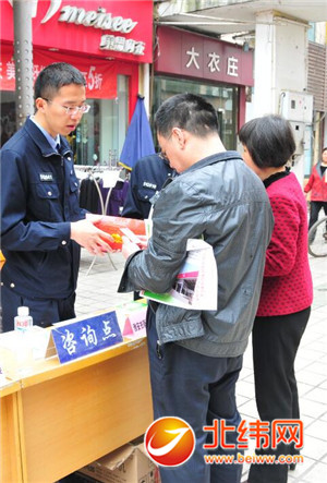 烟草局执法人员讲授市民识别假烟.jpg