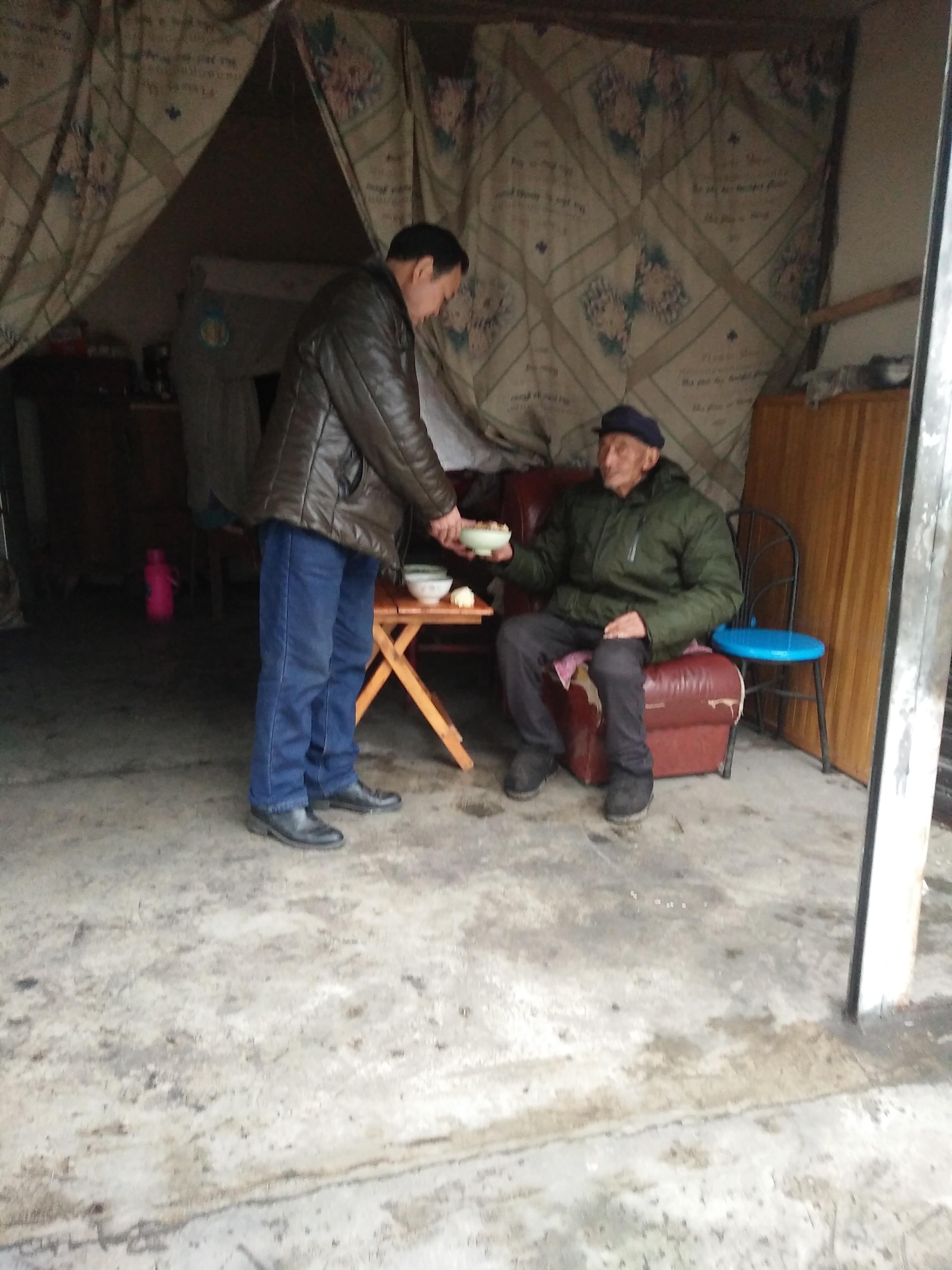 车国兵为岳父准备软和的食物 (2).jpg
