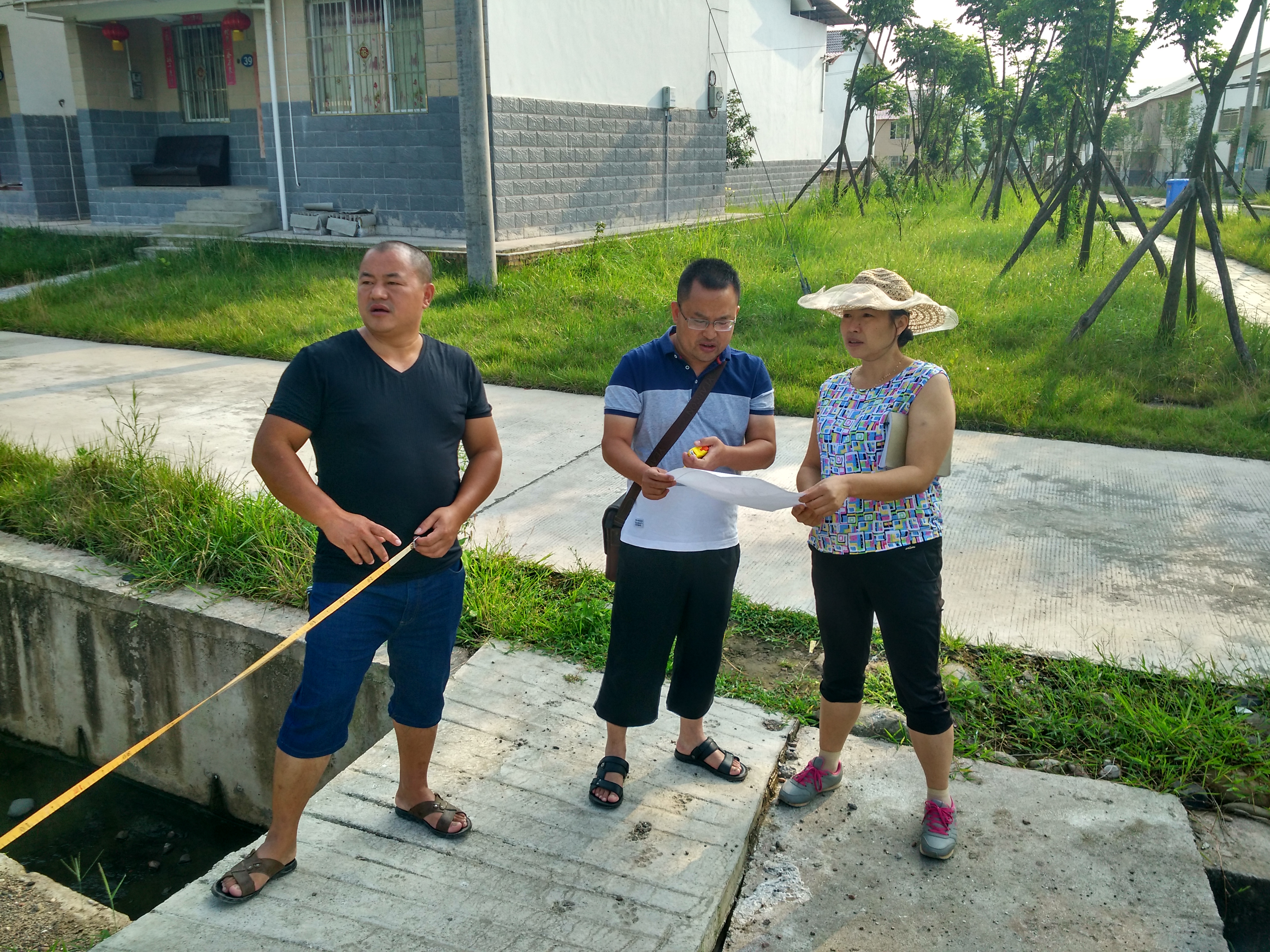 李兴蓉同干部一起规划基地设施建设IMG_20160729_083436_HDR.jpg