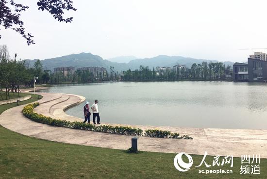 位于天全县城北面的慈朗湖湿地公园。（王军 摄）
