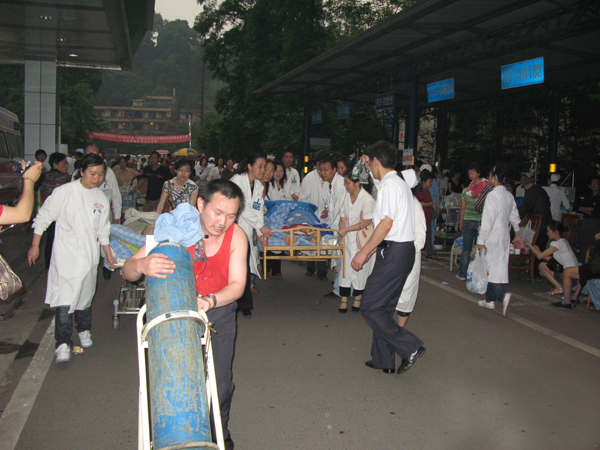 5.12地震市人民医院医护人员搬运、转移伤员.jpg