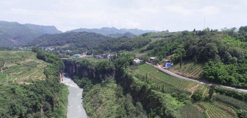 俯瞰秀美的芦山铜头峡以及崭新的国道351线