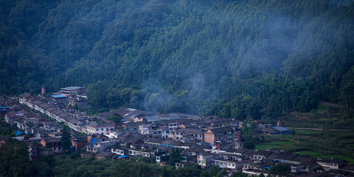 坐落在青山脚下的雅安乡村