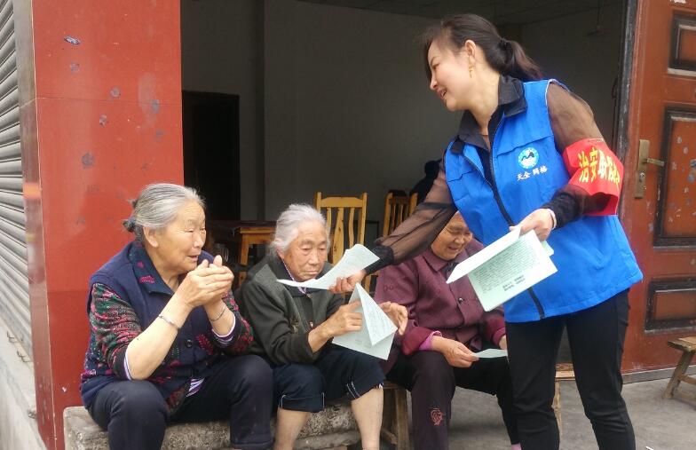 天全县始阳镇：扫黑除恶宣传进村入户