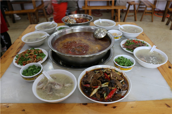 和顺羊肉的红汤鲜羊肉.jpg