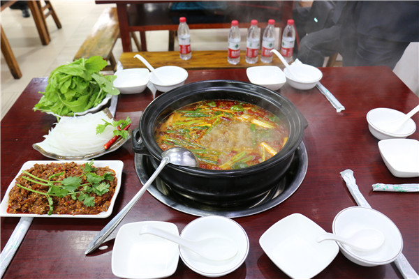 名诚羊肉的红汤羊肉.jpg
