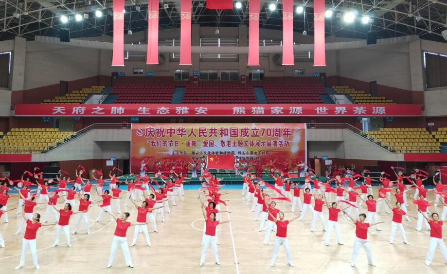载歌载舞颂盛世  中老年人展风采