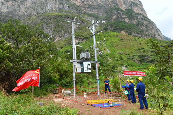 18心系古路，电亮彝家。经过农网升级改造后的变压器能够满足当地彝族同胞10年发展用电需求。汤小强摄.jpg