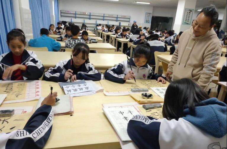 细心润桃李 大渡河畔育英才