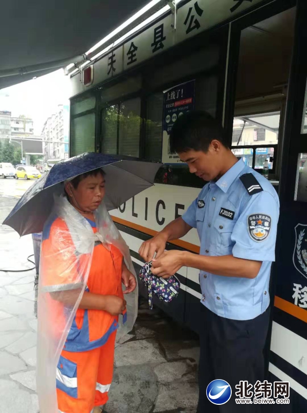 彭淑琼将捡到的钱包交到执勤民警手上。.jpg