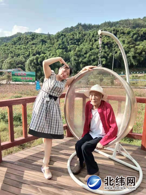 爷爷身体好点时，赵黎鸣都会抽时间带他外出散心。.jpg