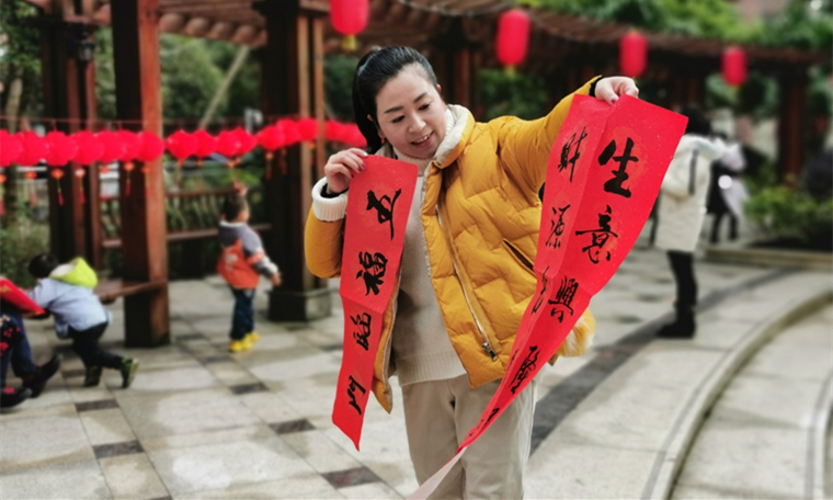 【新春走基层】猜灯谜  送春联  社区年味浓