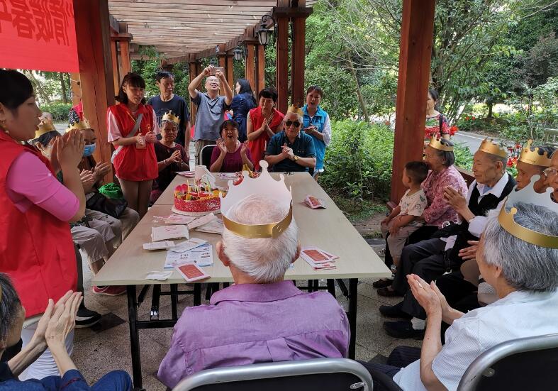 关爱老人  情暖暮年