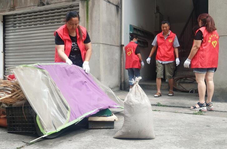 志愿者参与创卫 齐心共建美好家园