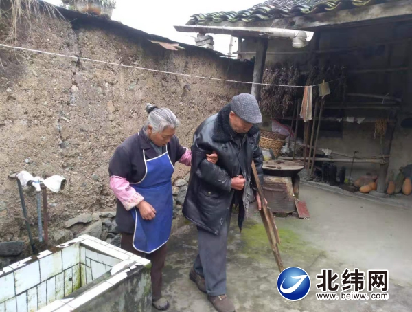 蒋兴兰照顾患病的丈夫。.jpg