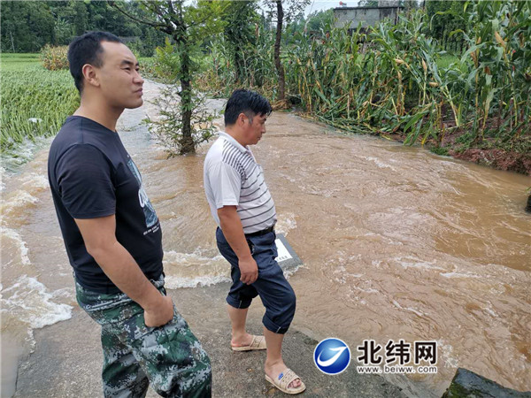 岩峰村排查地灾隐患点.jpg