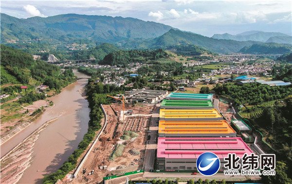 正建设中的天全农产品加工园区一隅.jpg