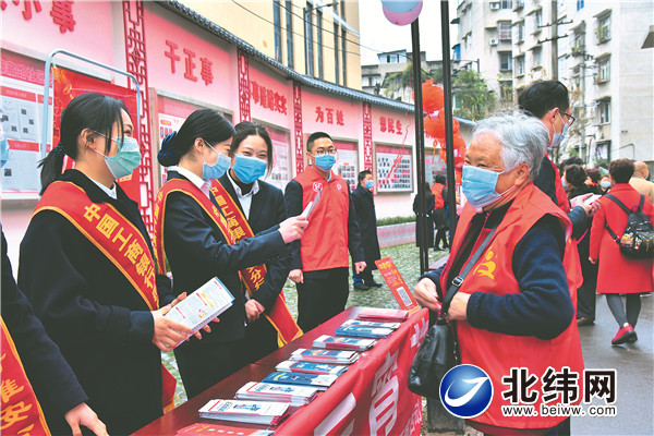 工行雅安分行送金融知识进社区.jpg