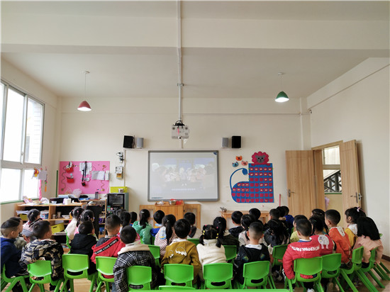名山区二幼教育集团开展观看爱国影片 《新地雷战之神勇小子》