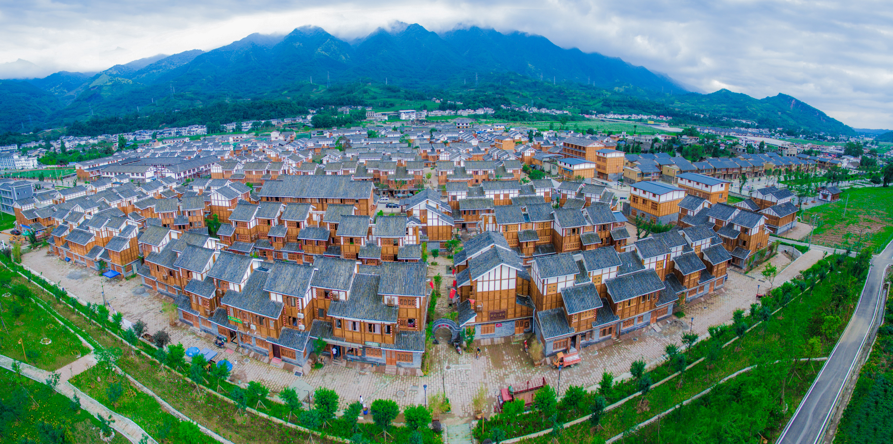 震中龙门重建后的街道古色古香——郝立艺摄.jpg