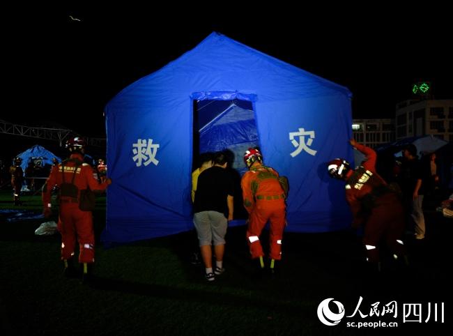 四川森林消防总队为雅安受灾群众搭建帐篷。程雪力摄
