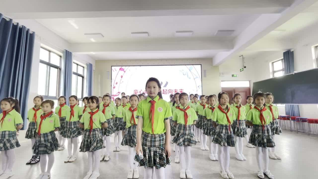 雅安市名山区百丈镇中心小学 独唱《共产党像太阳》
