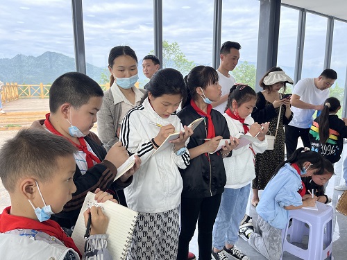 天全县乐英小学组织学生到爱国村绿色环保教育基地开展研学旅行实践活动