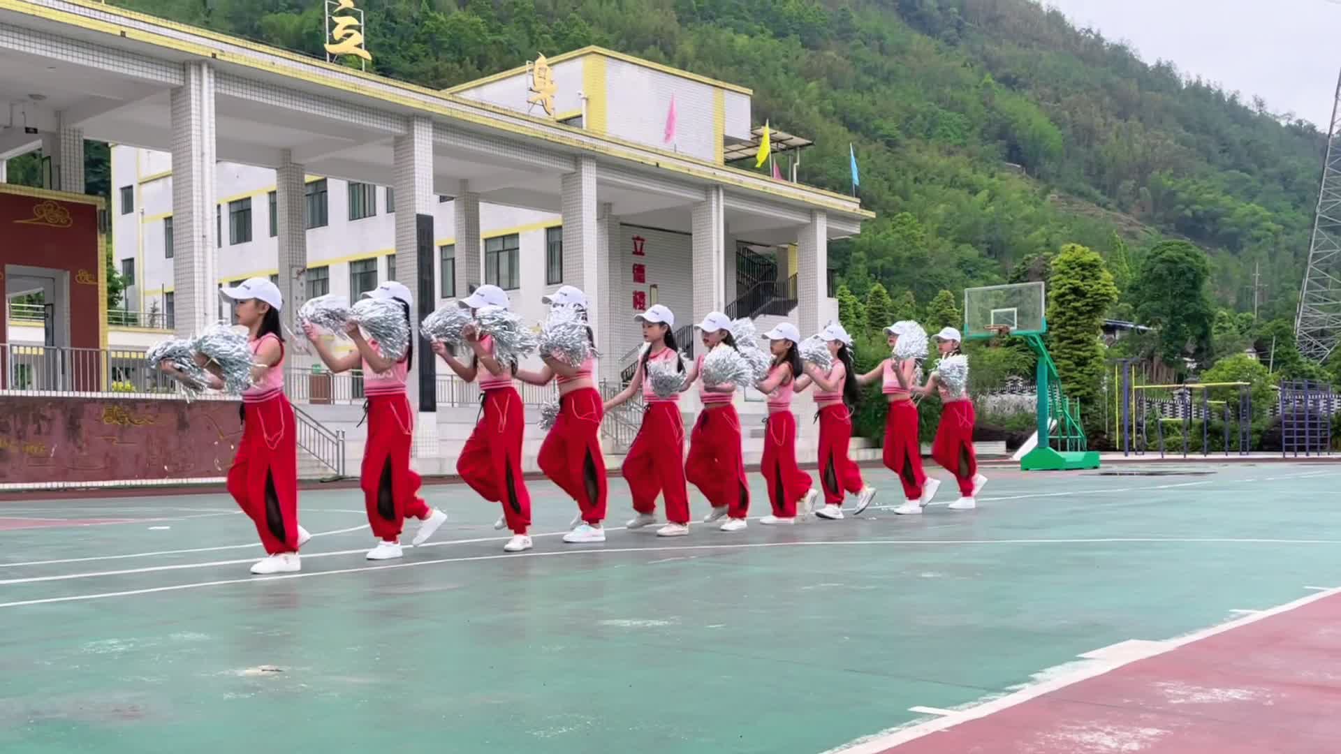 天全县始阳三小 舞蹈 《童心飞舞展未来》