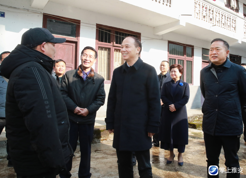 李酌在名山区百丈镇安桥村，看望慰问困难群众张定春。 (2).jpg